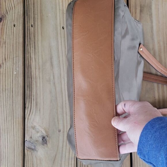 Tommy Hilfilger olive bag - Picture 4 of 9